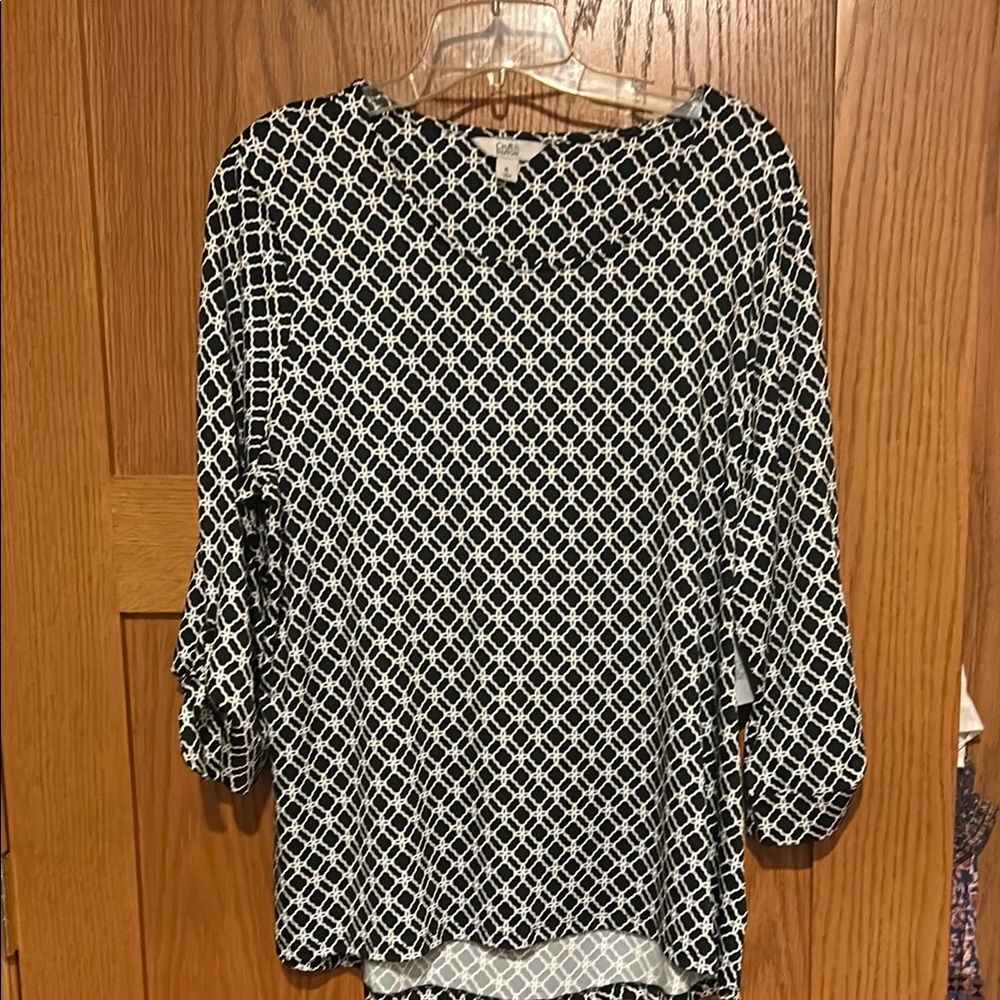Black and White Relaxed Graphic Tunic with Crew Neck and 3/4 Sleeves